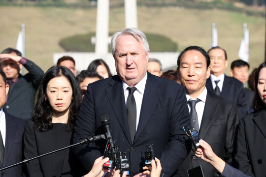 지난 10월30일 인요한 국민의힘 혁신위원장이 광주 북구 국립 5·18 민주묘지에서 참배를 마친 뒤 발언하고 있다.<연합뉴스>